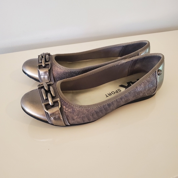 Anne Klein Ballet Flats in Size 6.5 - Picture 4 of 7
